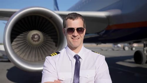 Flughafenpilot Aviation Man Flugzeugarbeiter Mann in der Nähe von Flugzeug Flugzeug Transport Officer