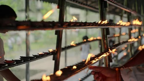 Lâmpadas a óleo de devotos em templo budista que oferecem fé, prática ritual tradicional, chamas cintilam