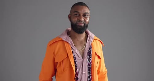 Gesicht, schwarzer Mann und Zeiger auf dich im Studio zur Entscheidung, Wahl und Auswahl der Mode Abstimmung