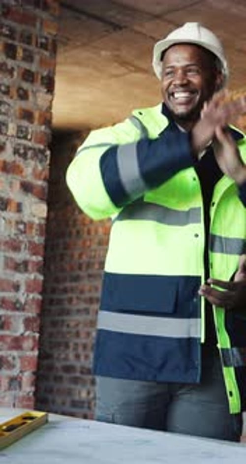 Trabajador de la construcción, choca los cinco y hombres en el lugar con obras de construcción, reparaciones o renovación en su casa