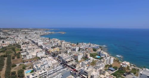 La ville touristique de Hersonissos en Crète. Prise de vue aérienne.