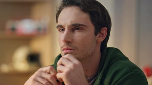 Un homme pensant réfléchit à une solution dans un bureau en gros plan. Un concepteur Web attentionné en attente d'inspiration...