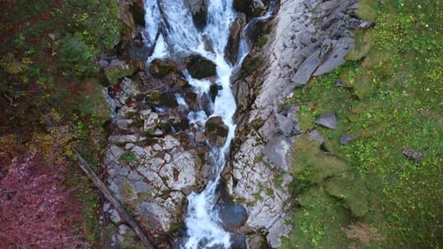 Vue aérienne époustouflante d'un ruisseau de montagne serein rehaussée par un magnifique feuillage automnal