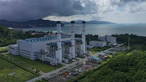 Luftaufnahme der Kamine eines Kraftwerks, eines Industrieviertels. Modernes großes Wärmekraftwerk