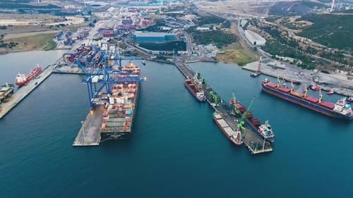 Be- und Entladen von Containerschiffen im Kommerziell Frachtseehafen