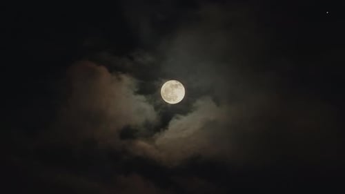 Mond, der durch Wolken unter dem Nachthimmel aufgeht, Mond und Wolken, Szene, Mond, Wolken