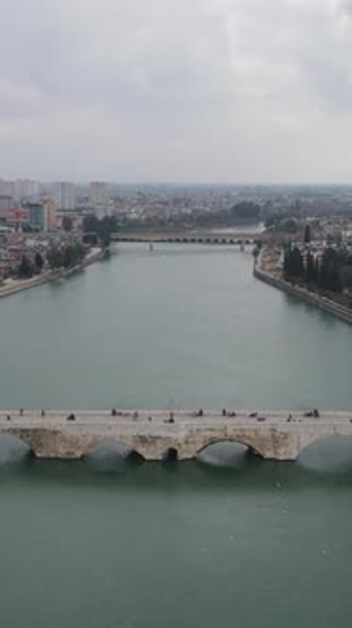 Pont de pierre dans la rivière