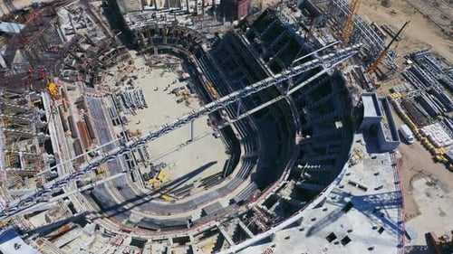 High Crane opera sobre el estadio deportivo de la ciudad en un día soleado