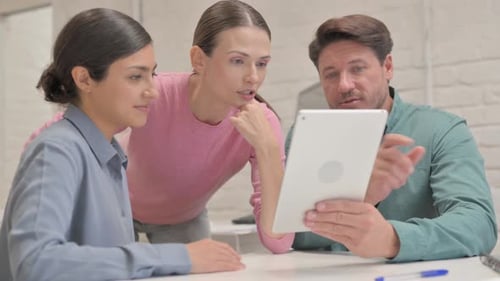 Jeune femme discutant du travail en ligne avec ses collègues