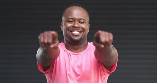 Afrikanischer Mann, Gesicht und zeige mit einem Lächeln auf dich, um die Wahl zu treffen, zu rekrutieren und zum Handeln aufzufordern