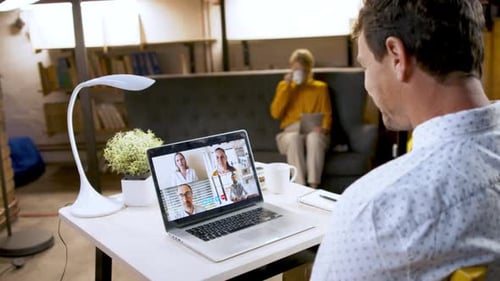 Heimbüro, Geschäftsanruf und Laptop
