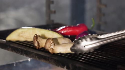 Vista de cerca de varias verduras asadas a la parrilla en fuego abierto