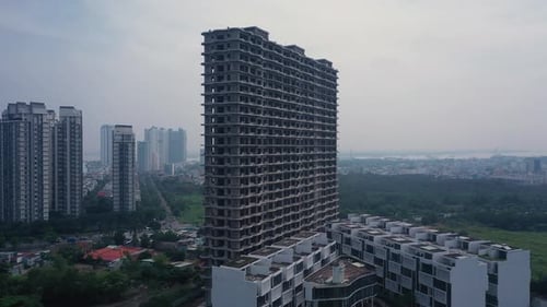 Lenta órbita aérea de una gran capa de hormigón abandonada de edificios residenciales y edificios de gran altura