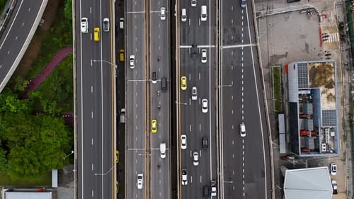 Drohne schoss auf Autos, die auf einer mehrspurigen Autobahn in Urban City fuhren
