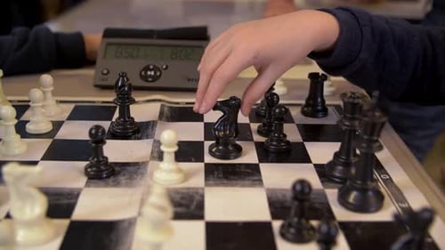 Nahaufnahme zeigt Hände beim Schachspielen
