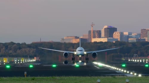 Flugzeug beschleunigt die Landebahn hinunter, um in den Abendhimmel zu starten