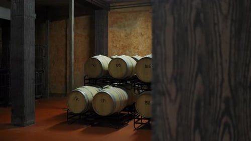 Fässer im Keller. Fässer für Bier, Wein und Whiskey