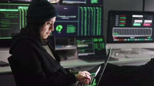 Une hacker professionnelle saisit un code de virus sur un ordinateur portable pour une cyberattaque