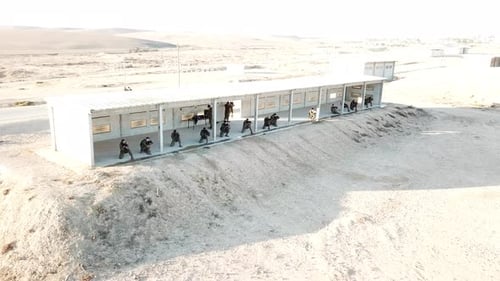 Plan fixe : Soldats de la Première armée s'entraînant au tir sur cible dans le désert