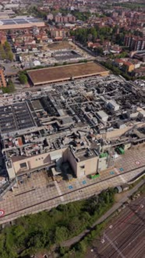Zumbido aéreo de una instalación industrial de procesamiento de alimentos en Milán, Italia. HVAC y energía avanzados