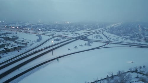 Katzen, die an einem nebligen Winterabend den geschäftigen Autobahnverkehr entlangfahren.