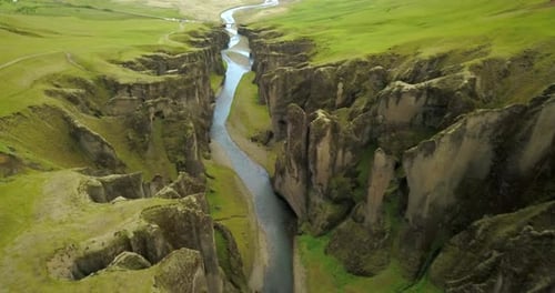 Fjaðrárgljúfur, massive Schlucht in Island, Luftaufnahme