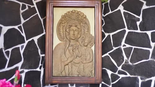 Socorro religioso de la Virgen María y Jesús en una iglesia católica