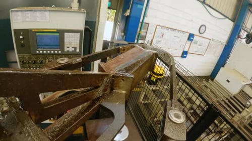 Foto en punto de vista de un robot industrial levantando grandes piezas metálicas durante el proceso de producción