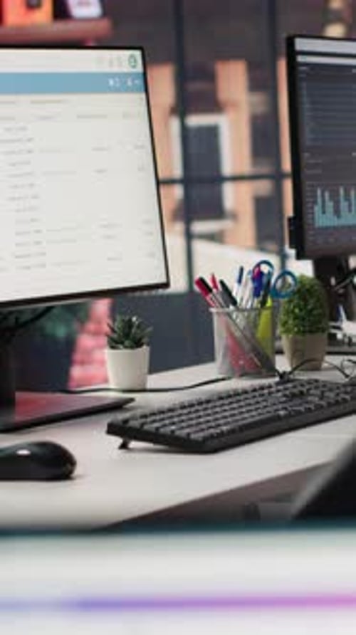 Vertikale Video-PC-Displays im leeren Büro mit Analyse-Dashboards und Datendiagrammen