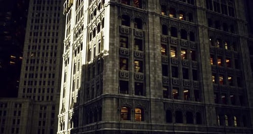 Edificio histórico bellamente iluminado en una bulliciosa ciudad al anochecer
