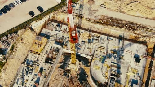 Vuelo aéreo sobre un sitio de desarrollo de nuevas construcciones con High Tower Cranes Building Estate.