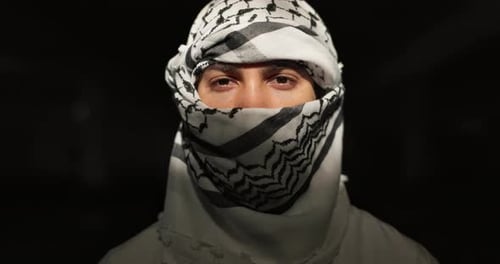Musulmán, religión o rostro de hombre con pañuelo keffiyeh para la resistencia palestina