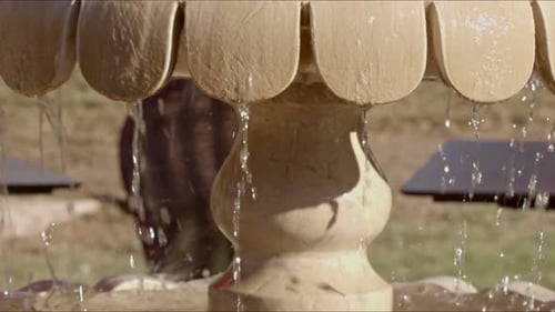 Gotas de água pingando da fonte de mármore