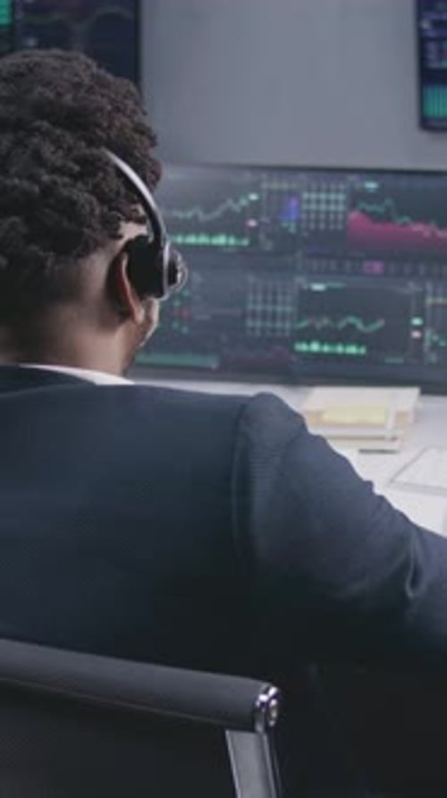 Trader afro-americano analisa o mercado de câmbio