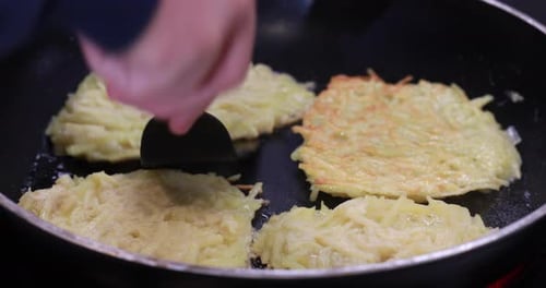 Vídeo: Los panqueques se fríen en aceite en una sartén