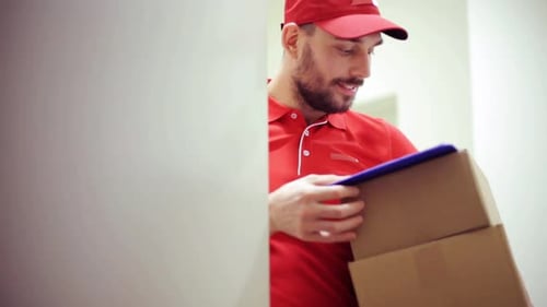 Liefer-, Post-, Personal- und Versandkonzept - Happy Man Delivering Package Boxes