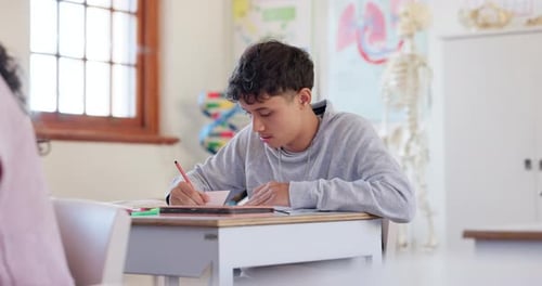 École, examen et étudiant de sexe masculin écrivant en classe pendant un test ou une évaluation, apprentissage ou développement