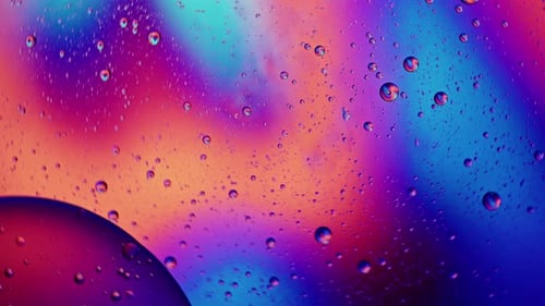 Abstrakte bunte organische Lebensmittelöltropfen, Blasen auf der Wasseroberfläche 109