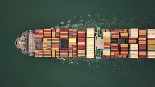 Imágenes en 4K de un Zumbido con vista aérea de un buque portacontenedores oceánico