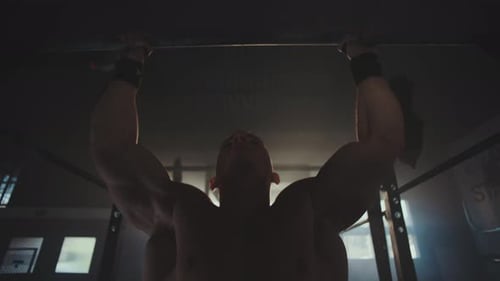 Man working out with bar plate