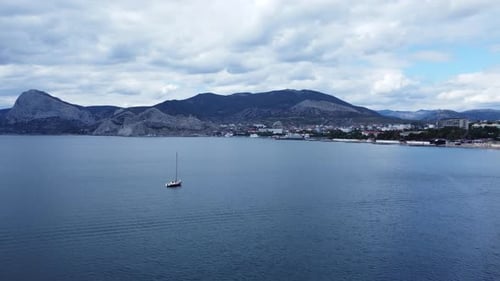 Images aériennes au-dessus d'un yacht dans la baie de Sudak en Crimée