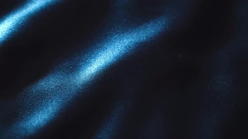 Schöne und elegante Vorhänge aus weichem Stoff in einem dunkelblauen Farbton