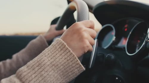 Fahrerin am Lenkrad Frau fährt Auto auf der Straße