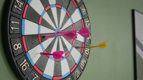 Dartspiel hängt an der Wand im Büro eines Technologie-Startups
