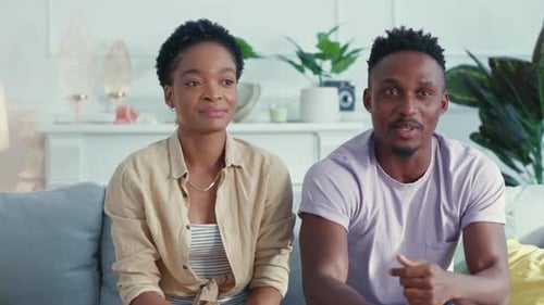 Un couple engageant partageant ses réflexions dans un salon moderne et confortable