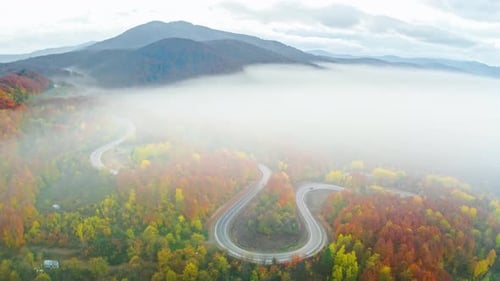 Estradas panorâmicas de montanha em cores de outono 4k