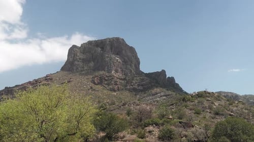 Les montagnes de Chisos dans le parc national de Big Bend, dans l'ouest du Texas, par une journée ensoleillée