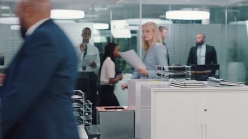 Femme de coworking, occupée et d'affaires lors d'un appel téléphonique, bureau de groupe et communication pour l'entreprise