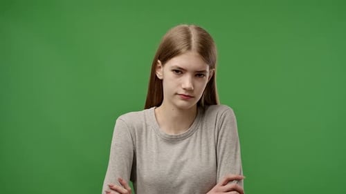 Teenager-Mädchen posiert vor der Kamera mit traurigem verärgertem Gesicht und verschränkten Armen Negativausdruck isoliert auf