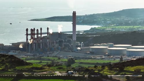 Luftaufnahme von Industrierohren durch das zyprische Kraftwerk